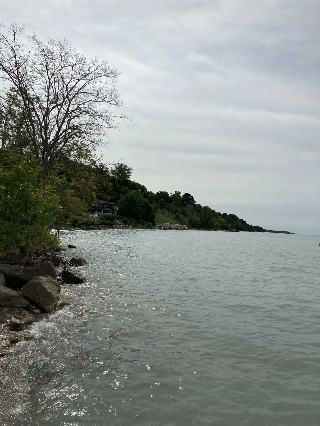 安大略省貝菲爾德的岩石海岸線和休倫湖水