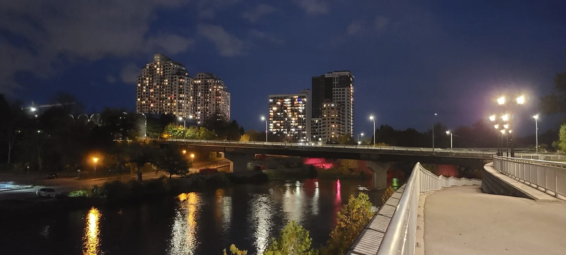秋天的安大略倫敦:泰晤士河天際線和北端的色彩