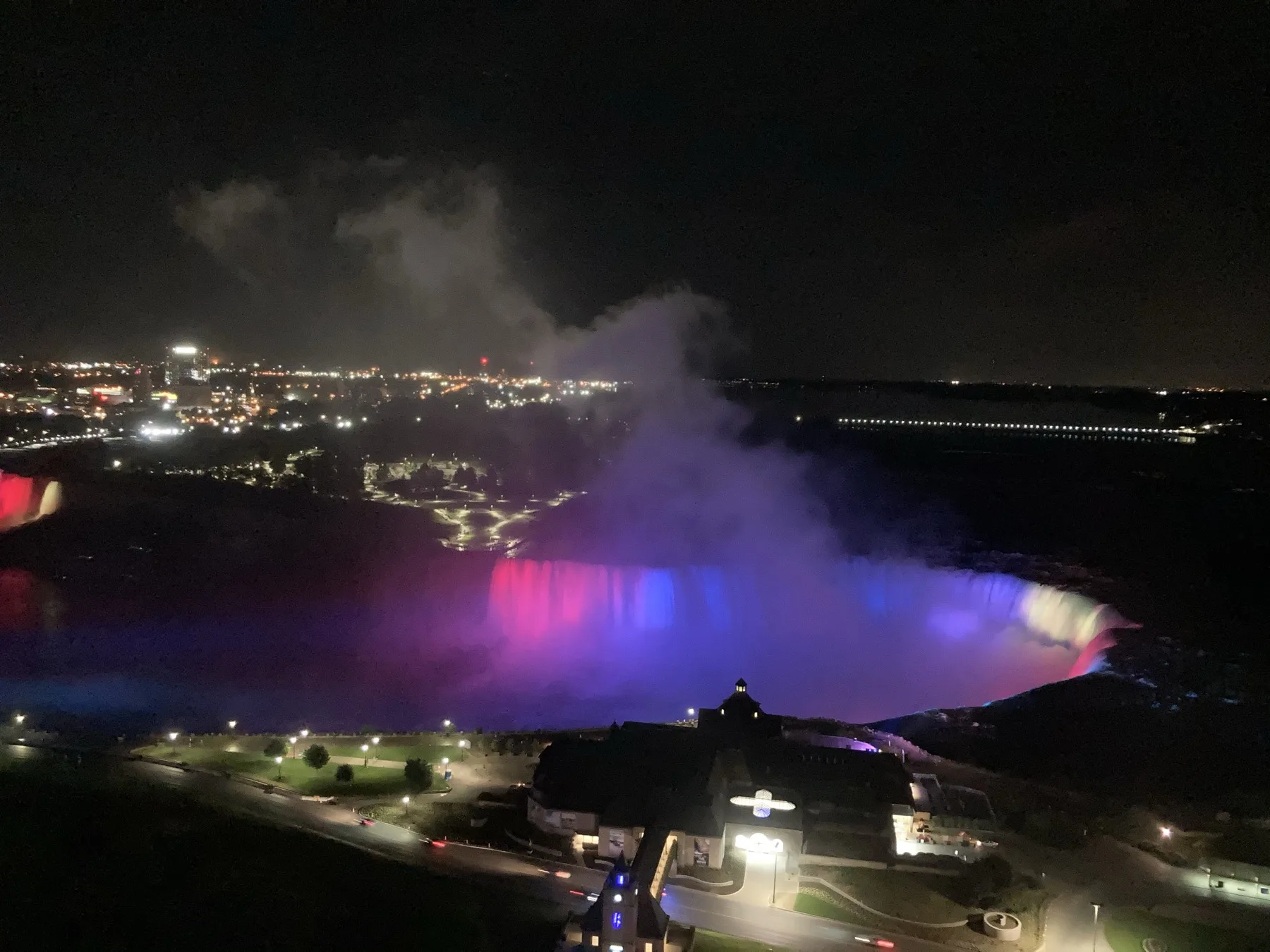 彩色燈光下的尼加拉瀑布夜景
