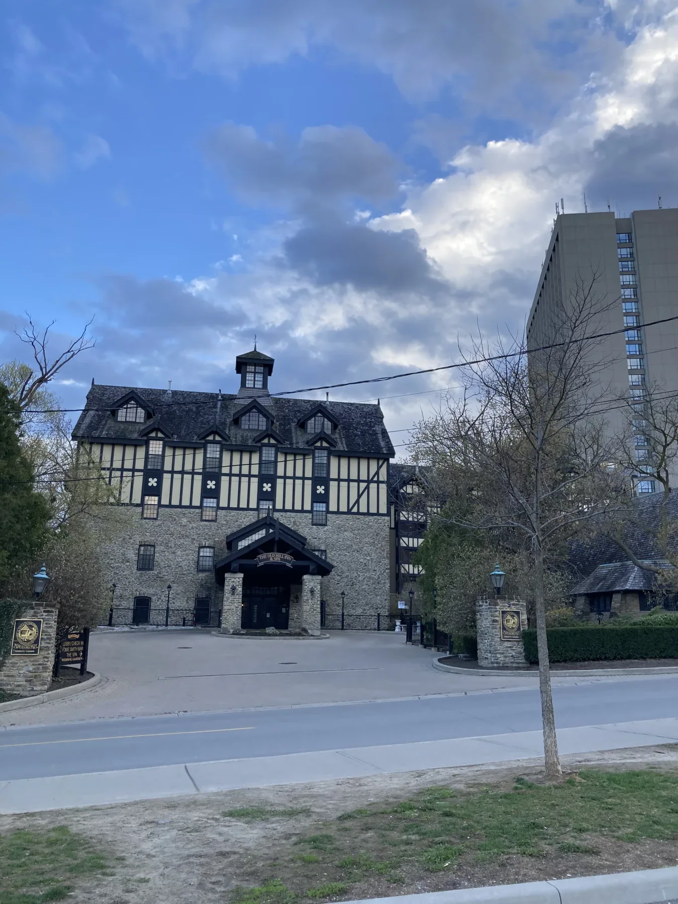 Edificio histórico Old Mill Toronto desde Old Mill Road