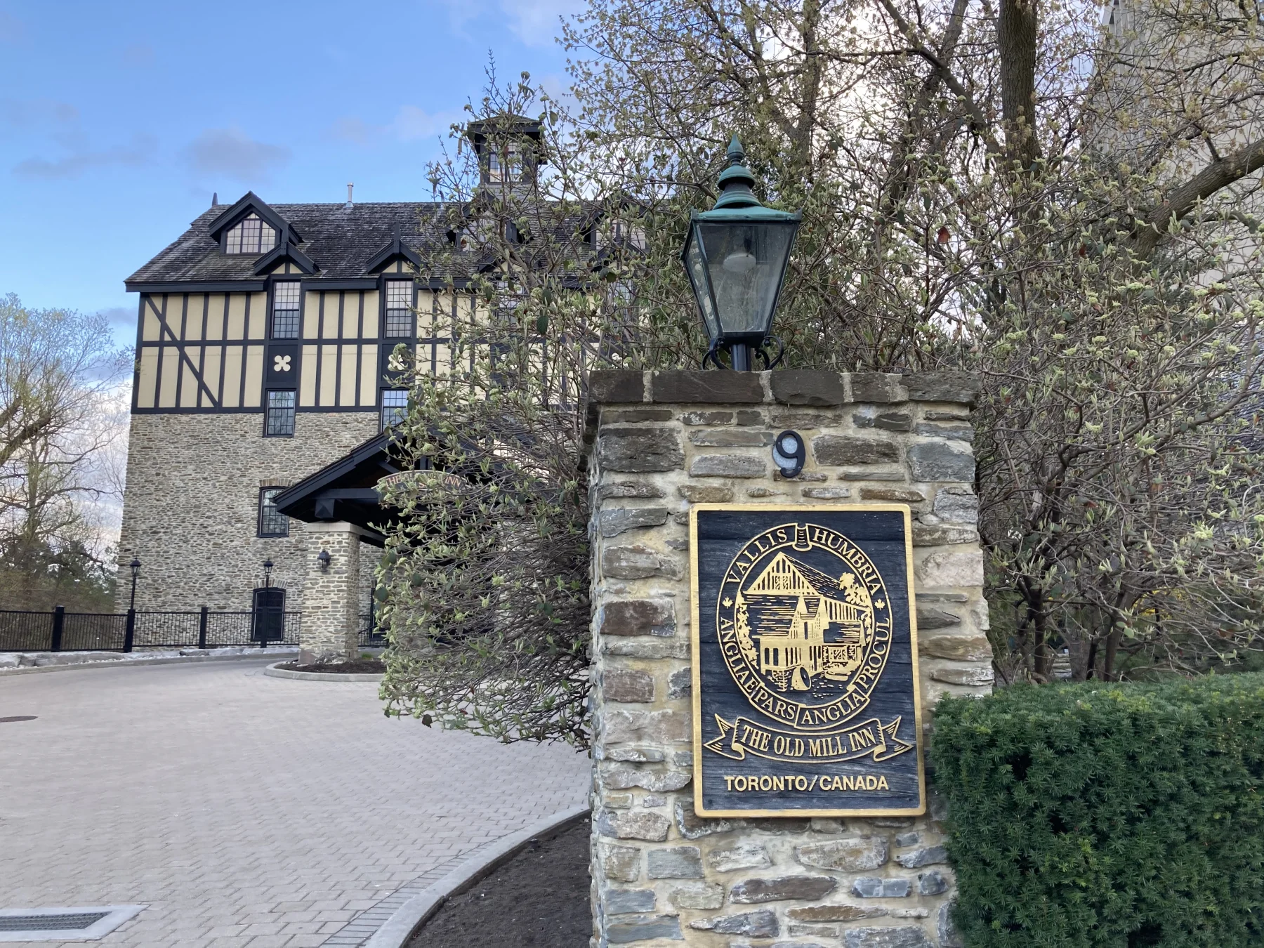 Cartel de Old Mill Inn y entrada de piedra en Etobicoke Toronto