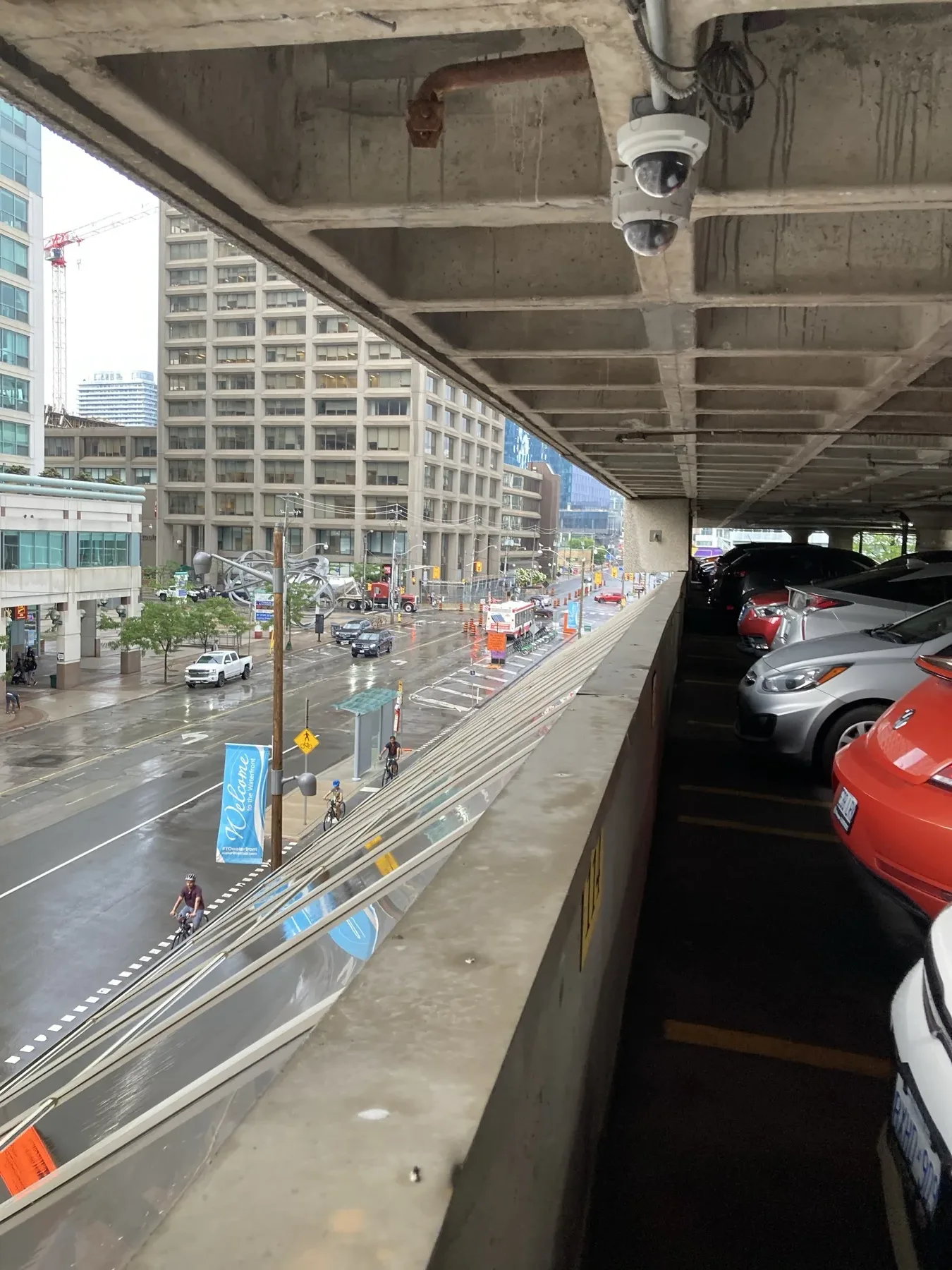 多倫多港灣附近的有頂多層停車場