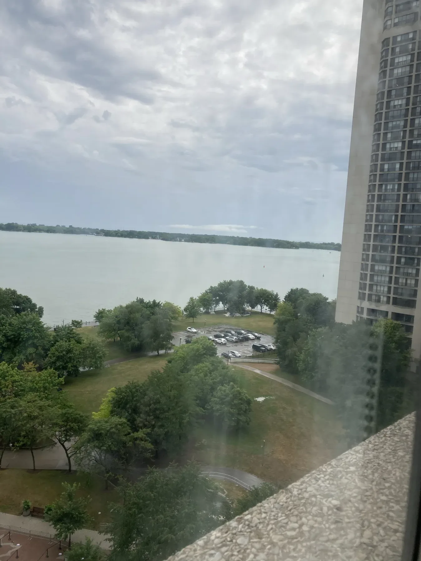 從多倫多海濱客房欣賞安大略湖和公園景觀