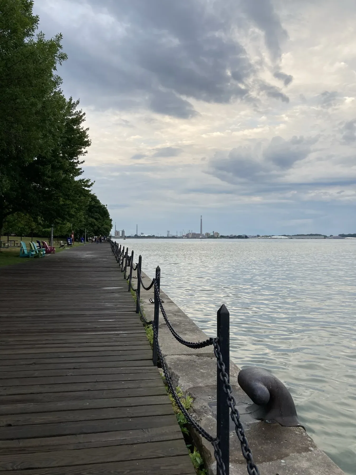多倫多港灣沿岸的木板路和水域