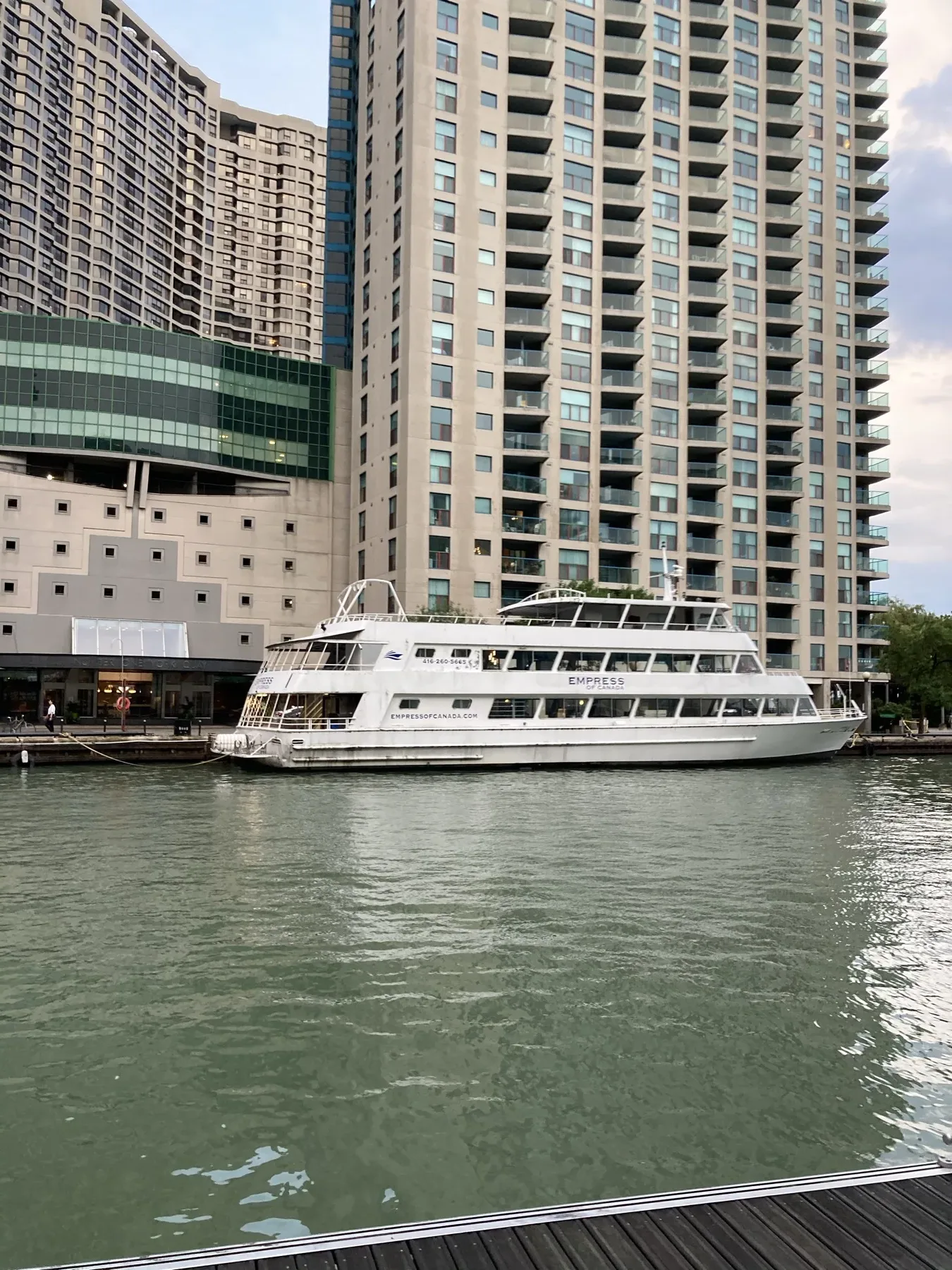 多倫多港附近的船隻和海濱建築