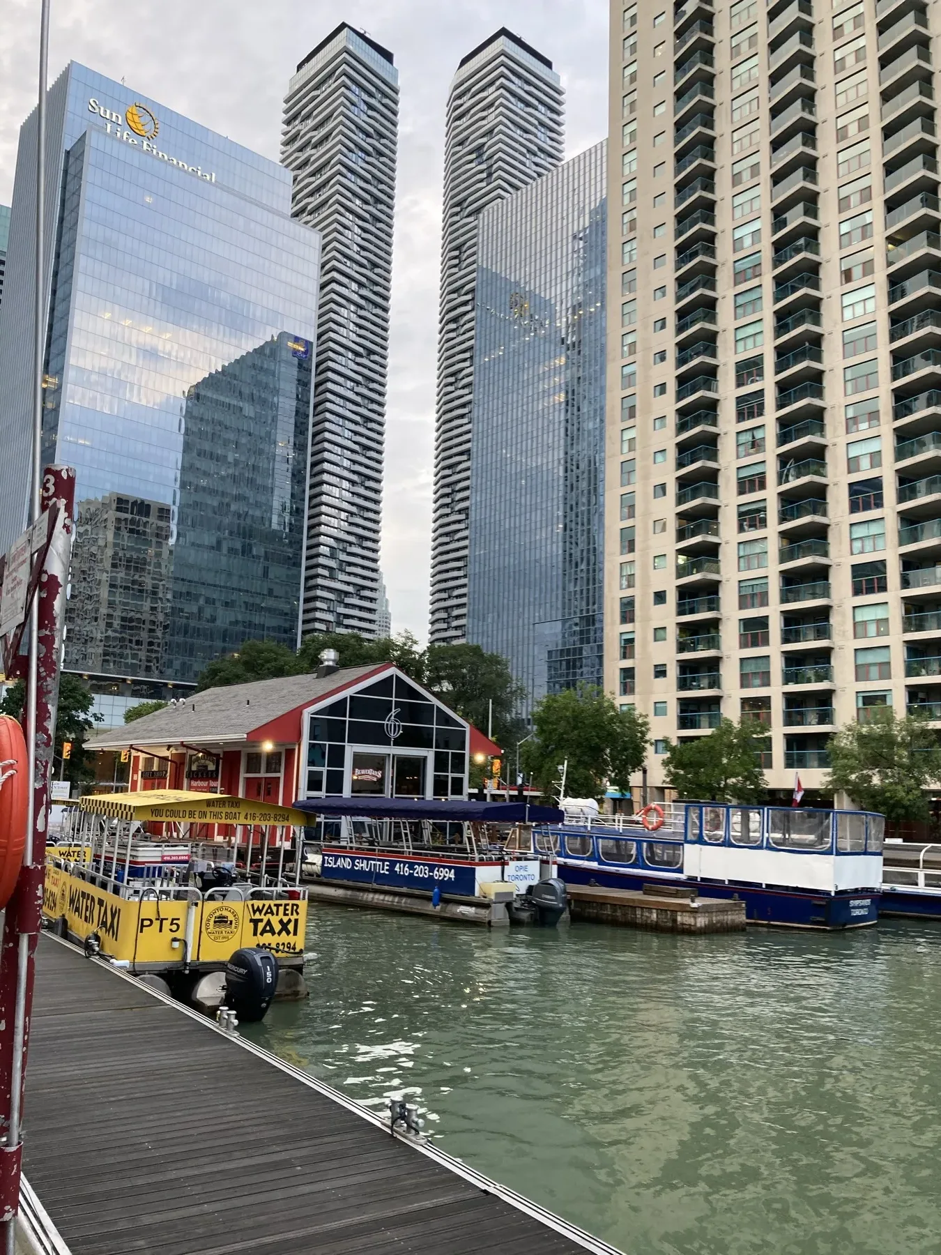 多倫多港灣的水上計程車區和城市塔樓