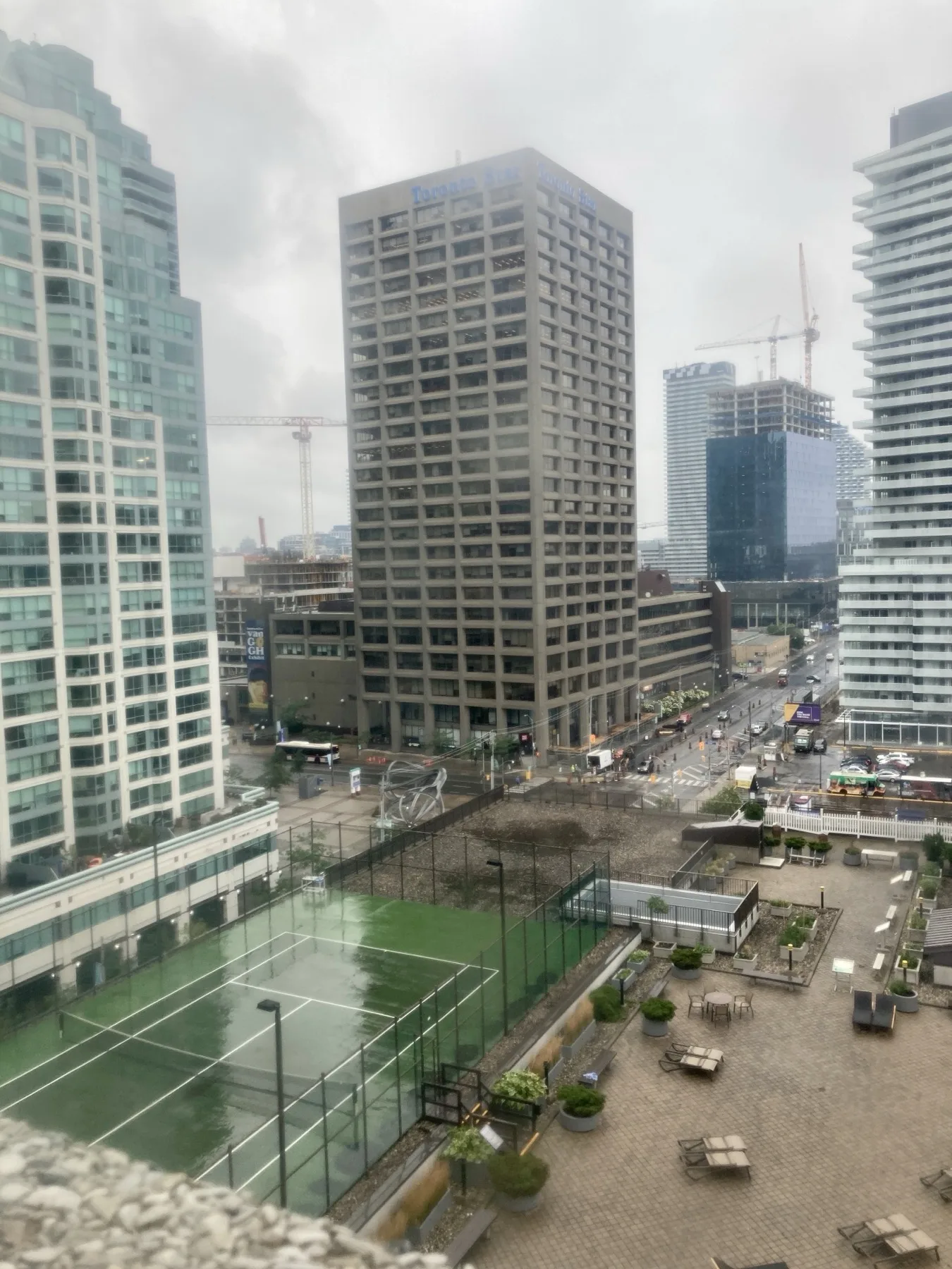 從海濱酒店房間欣賞多倫多市中心的城市景觀