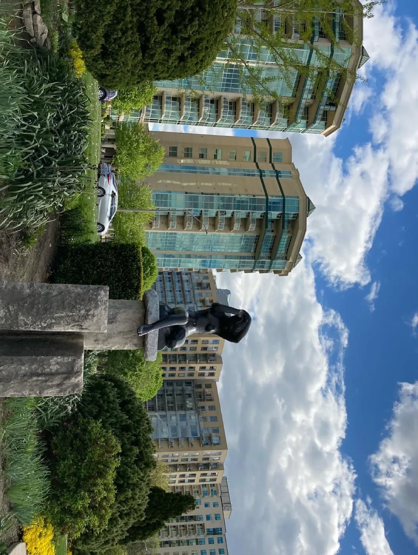 溫莎河濱公寓旁的公共雕塑和種植花園